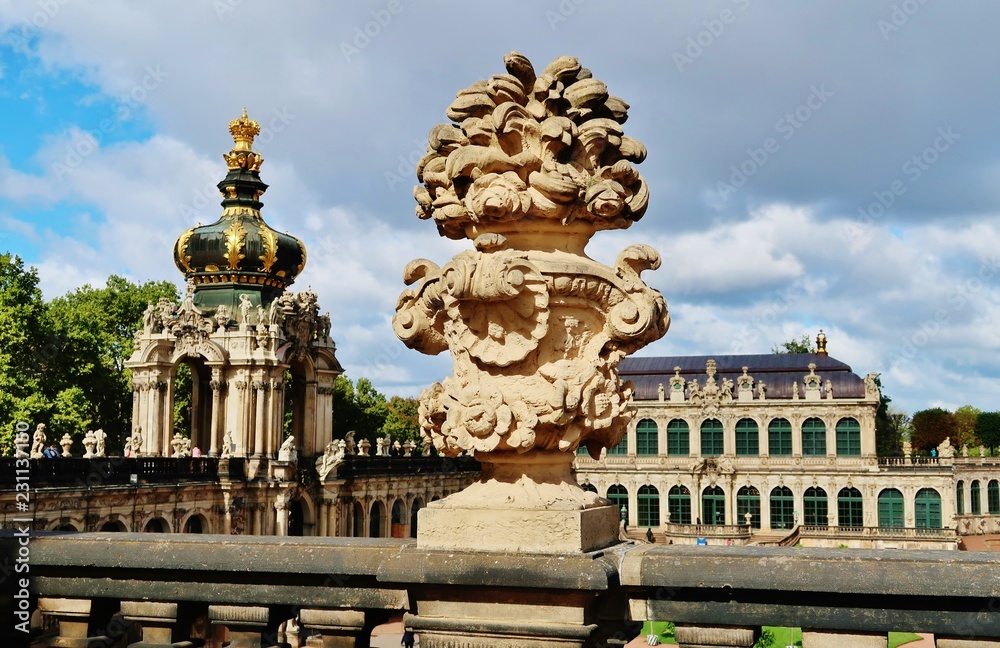 Naklejka premium Dresden, Zwinger, Vase und Kronentor
