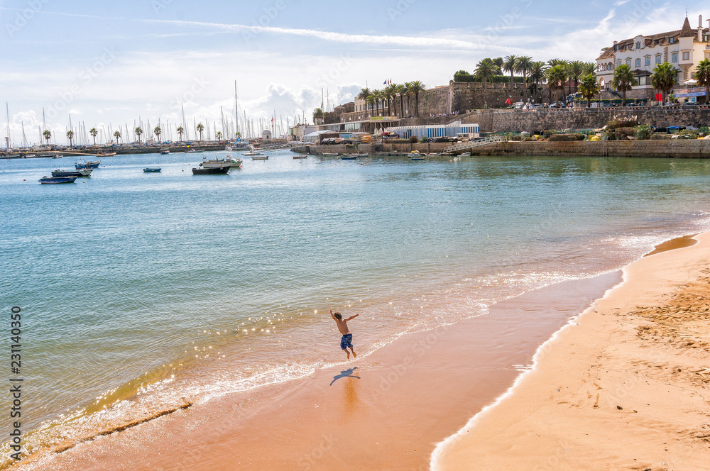 plage de Cascais au portugal, enfant jouant sur la plage plage de Cascais au portugal, enfant jouant sur la plage