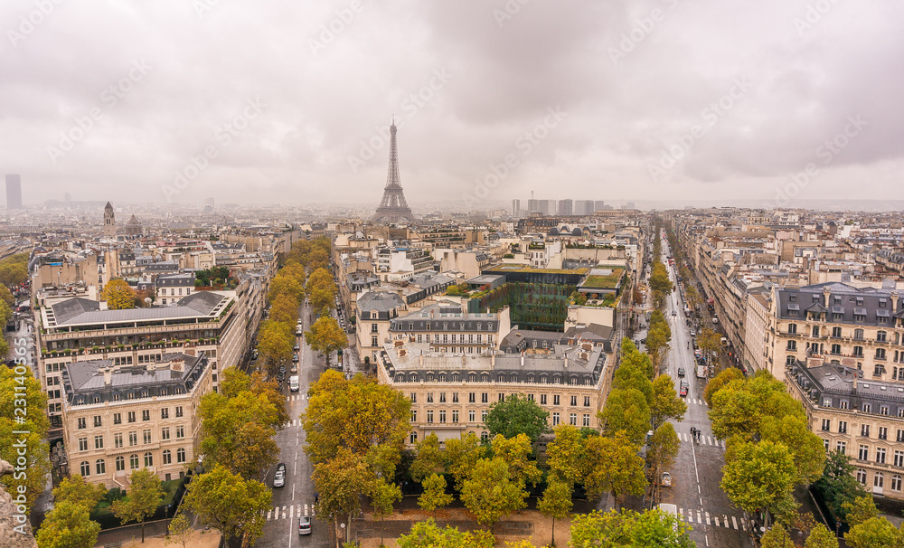 Vue de Paris avec la tour Eiffel avec nuages pluvieux