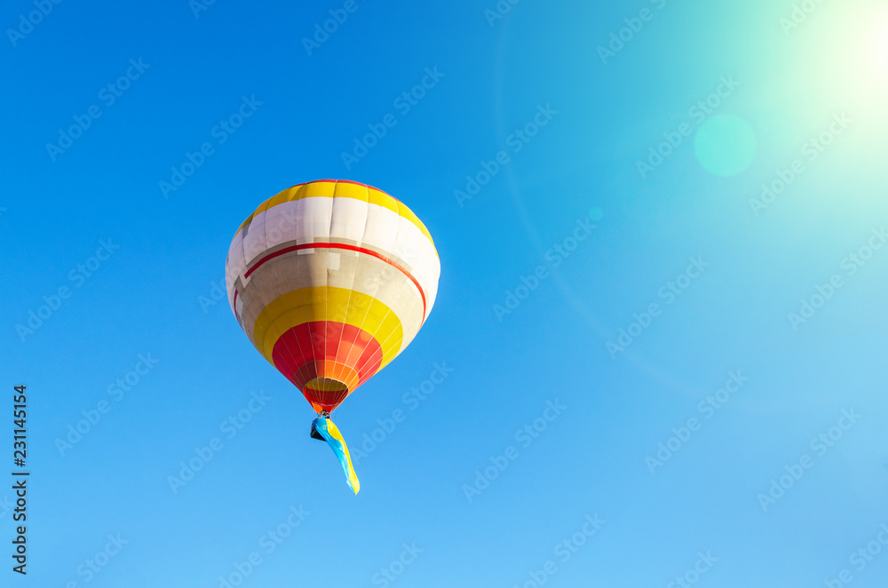 Naklejka premium Colorful hot air balloon against the blue sky