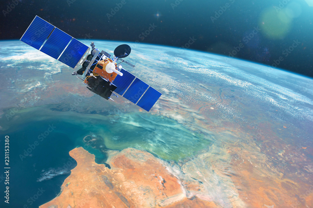 Fototapeta premium Satelita komunikacji kosmicznej na niskiej orbicie wokół Ziemi. Elementy tego zdjęcia dostarczone przez NASA.