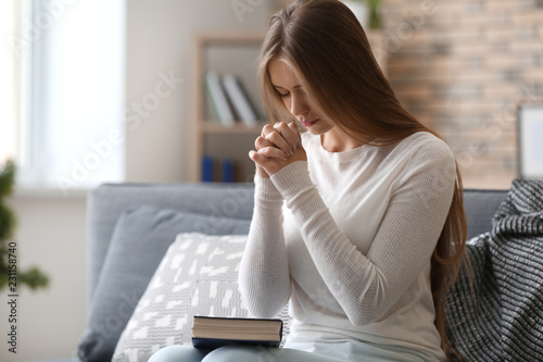 Obraz na płótnie Beautiful young woman praying at home