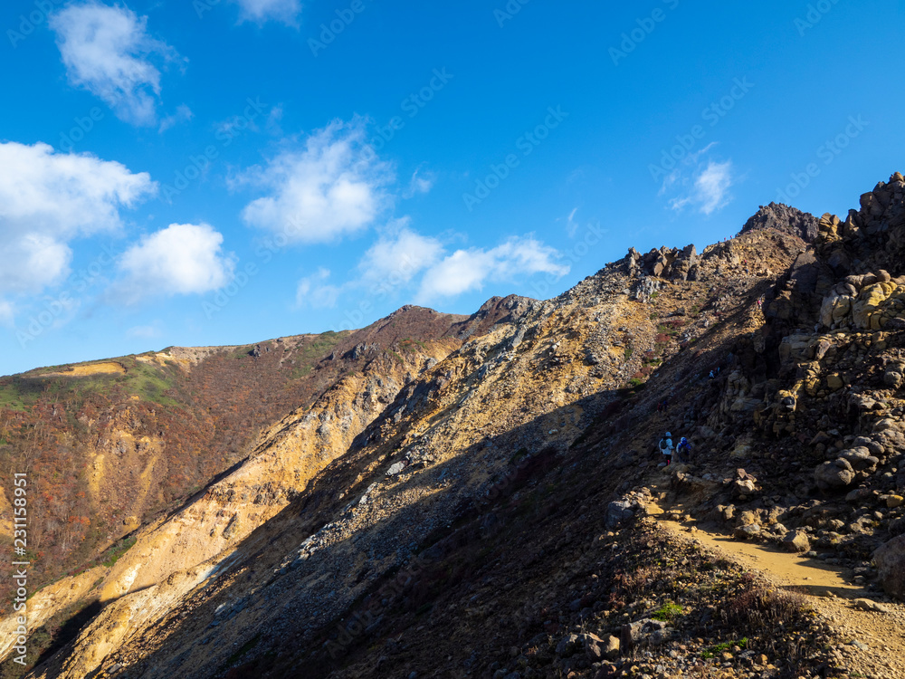 那須岳峰の茶屋跡避難小屋から朝日岳への登山道