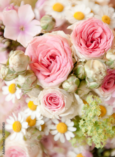 Draufsicht auf einen wunderschönen Brautstrauß aus rosa und weißen Rosen