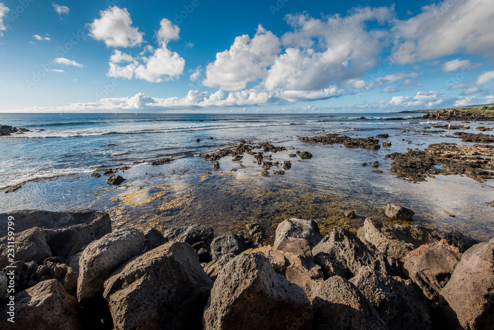 Veduta dell'oceano pacifico dalla costa rocciosa di Hanga Roa Veduta dell'oceano pacifico dalla costa rocciosa di Hanga Roa
