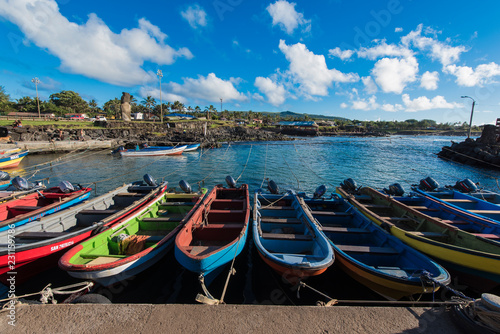 Barche da pesca in legno nel porto naturale di Hanga Roa photo