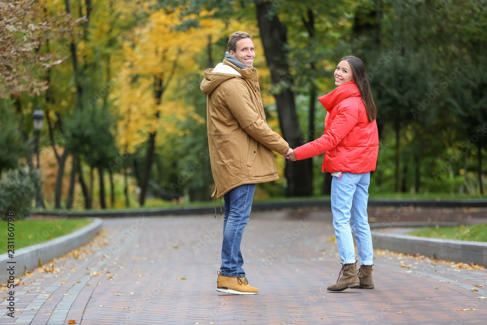 Fototapeta premium Kochająca młoda para na romantyczną randkę w parku jesień