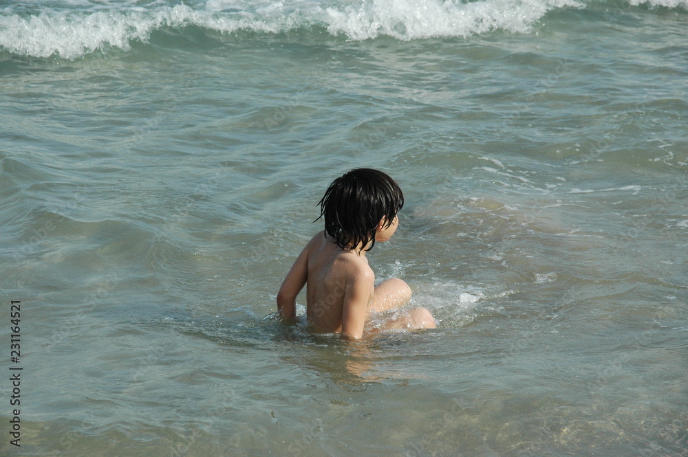 El primer baño en la playa