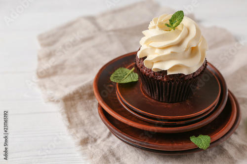 Chocolate cupcake with crea...