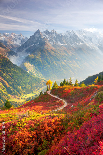Czerwona jesień Chamonix w Alpach