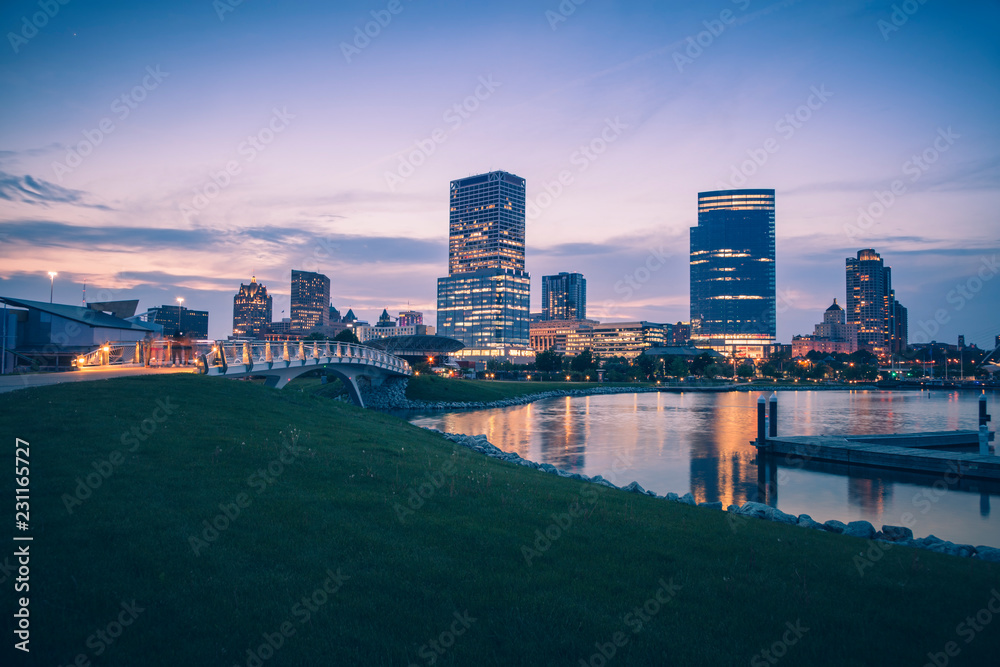 Obraz premium Panorama of Milwaukee at night