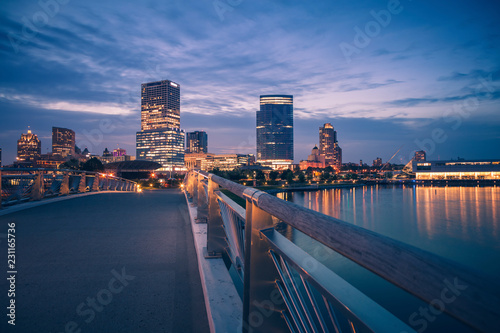 Obraz na płótnie Panorama of Milwaukee at night w salonie