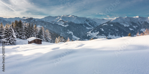 Winterlandschaft Panorama mit Schihütte in den Bergen