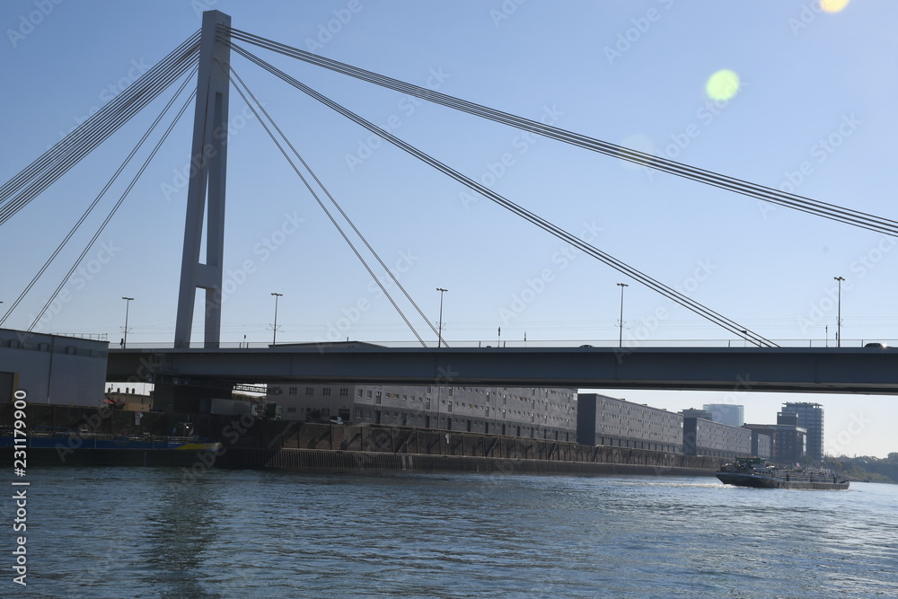Fototapeta premium fabrik im hafen mit industrie und brücke
