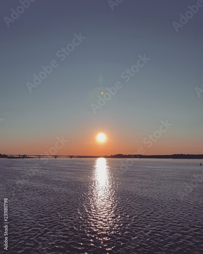 Obraz na płótnie sunset over the river w salonie