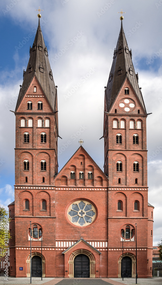 Obraz premium Domkirche Sankt Marien in Hamburg entzerrt sonnig