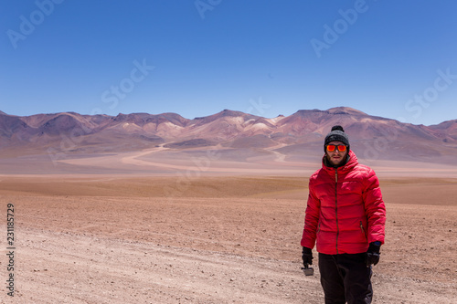 Homme avec lunettes de soleil dans le désert en Bolivie © Loïc Bourgeois