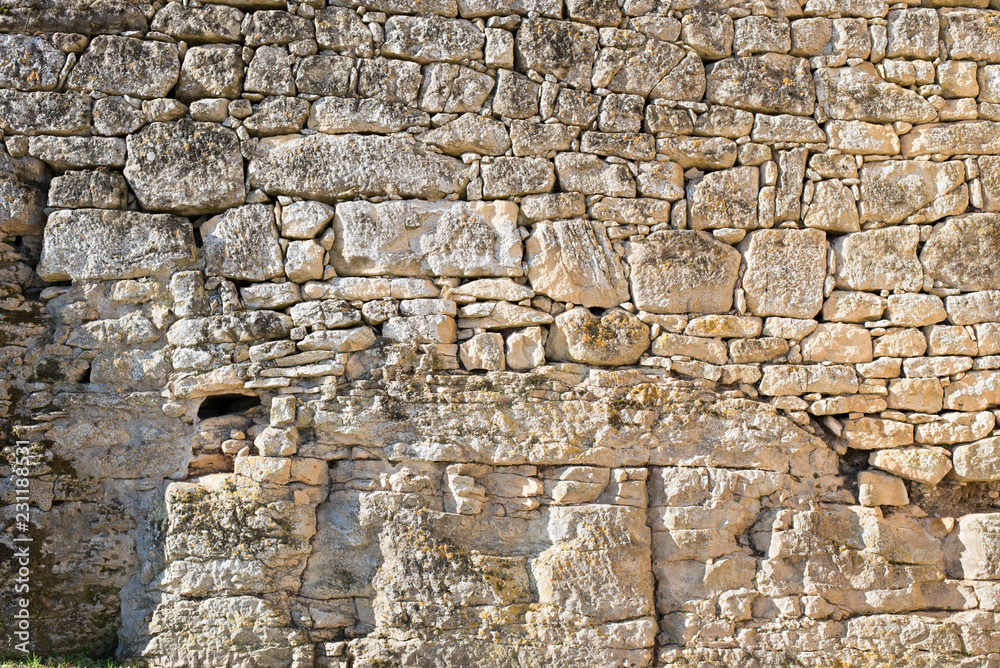 mur bâti sur le rocher