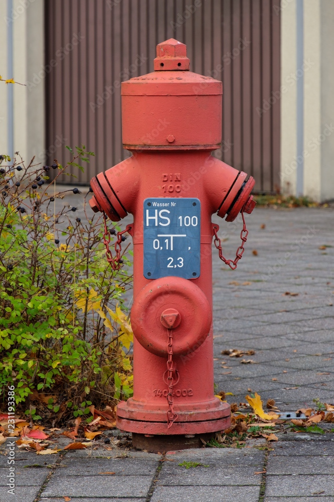 Hydrant mit Hinweisschild vor Garage Hydrant mit Hinweisschild vor Garage
