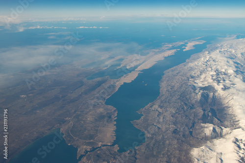 Foto aerea, paesaggio mare e terra con il cielo in orizzonte 