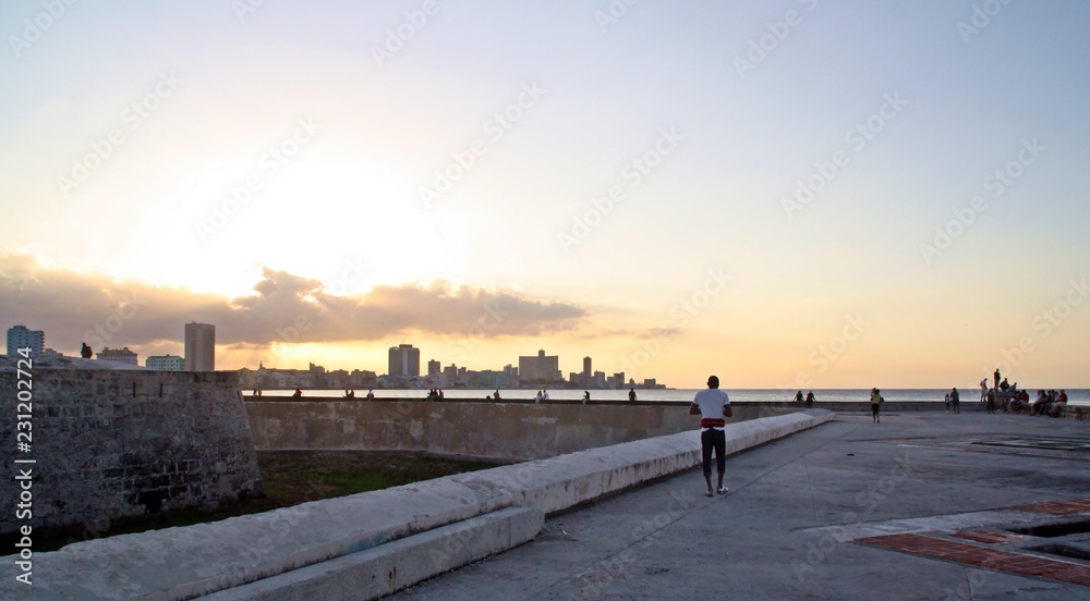Atardecer en el Malecón de la Habana, Cuba.