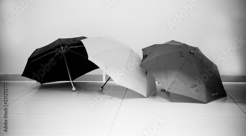 Schirme in einem Gang - schwarz/weiß