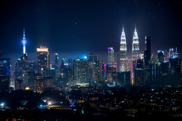 Tableau sur plexiglas Kuala Lumpur Kuala Lumpur lumières urbaines ciel nocturne étoilé  © LAYHONG