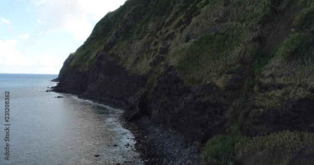Isole Azzorre. Drone sul mare lungo la costa