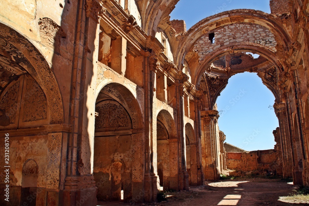 Ruinas de la iglesia de San Martín tras el bombardeo en Belchite, guerra civil española.