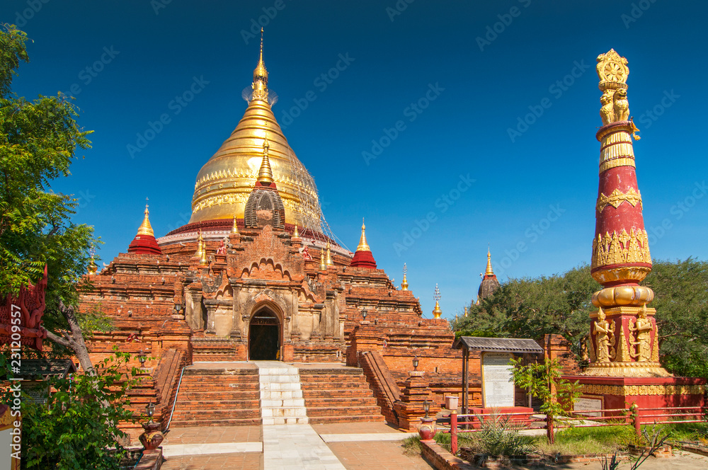Naklejka premium Dhammayazika Pagoda Temple on the Plain of Bagan, Bagan, Myanmar (Burma).