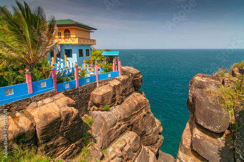 Bild auf Leinwand View down of Swami Rock from the Koneswaram Hindu temple in the Trincomalee, Sri Lanka