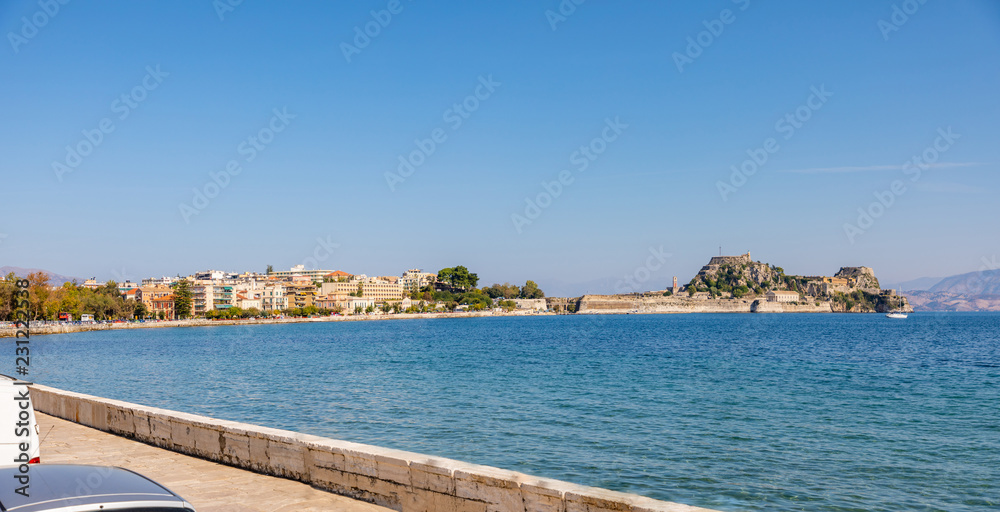 Obraz premium Stara wenecka twierdza i helleńska świątynia na Korfu, Wyspy Jońskie w Grecji