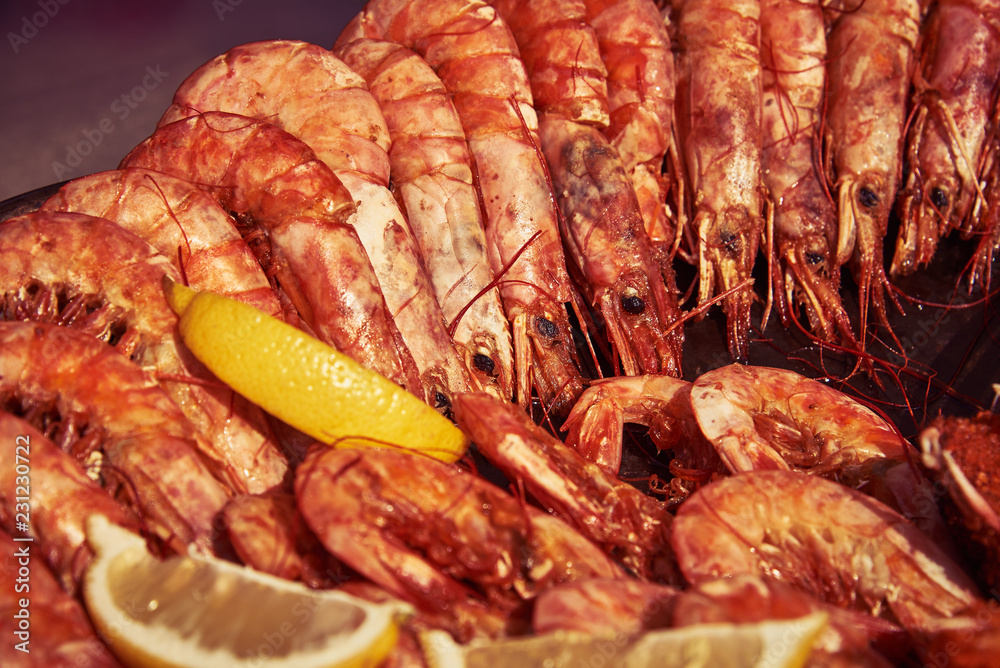 Boiled shrimps with lemon