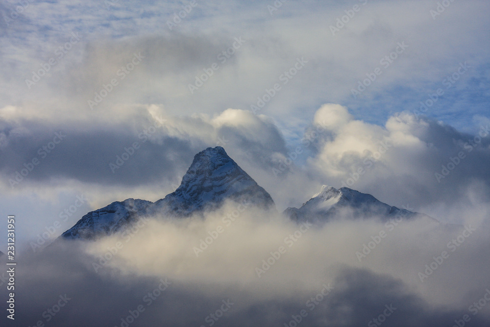 Tinzenhorn in den Wolken