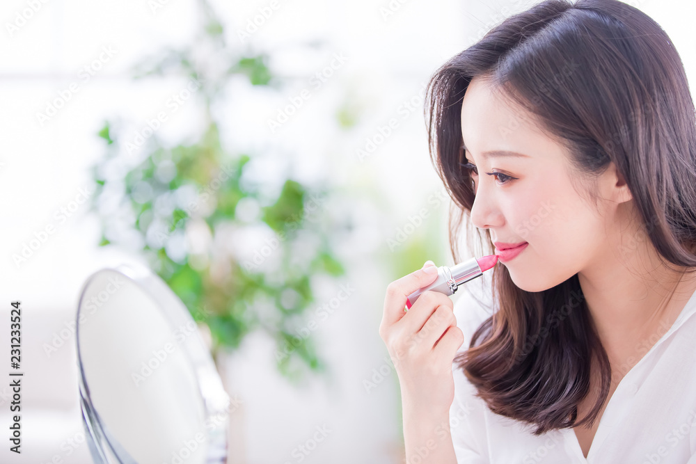 Beauty woman use lipstick