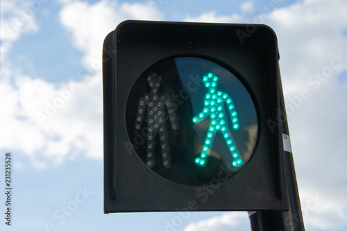 Fototapeta Naklejka Na Ścianę i Meble -  Signal routier lumineux vert pour passage piéton : 