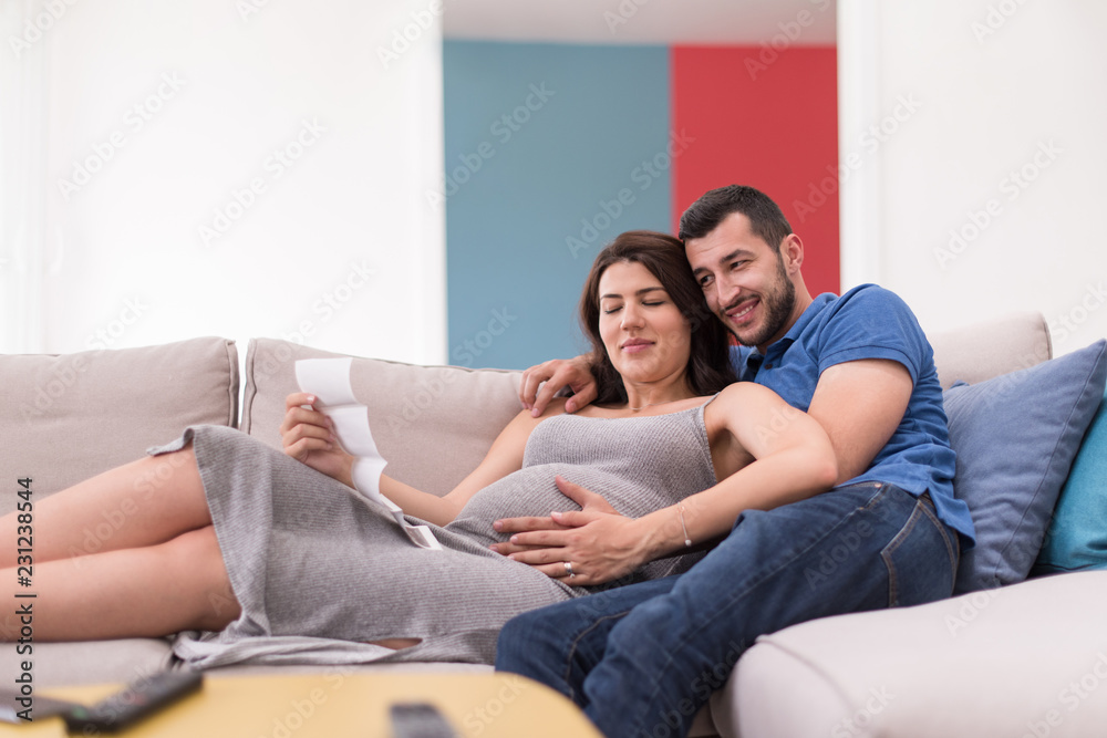 pregnant couple looking baby's ultrasound