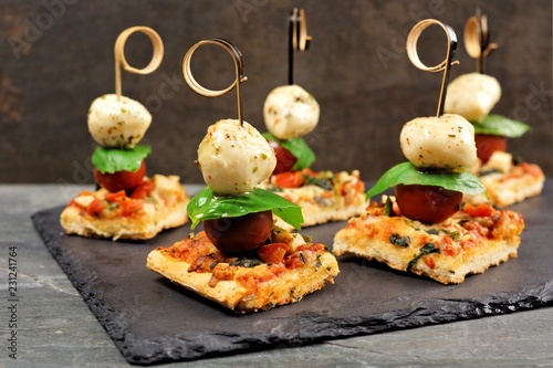 Foto Caprese pizza skewers with mozzarella, basil, and tomatoes