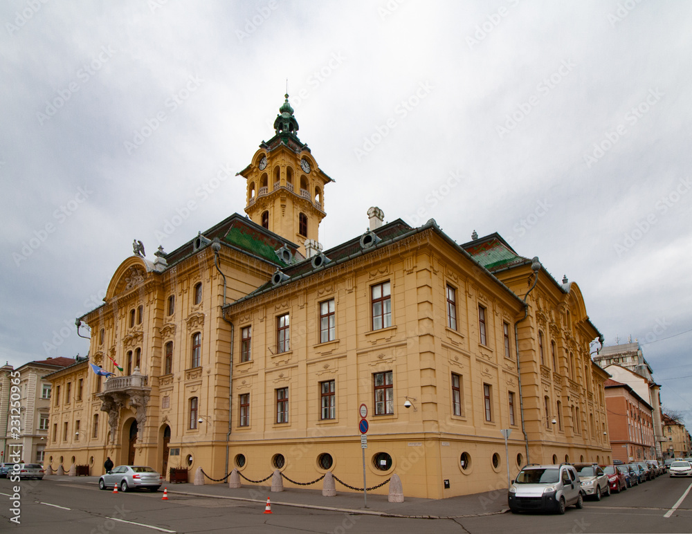 Obraz premium Gebäude der Stadtverwaltung in Szeged, Ungarn (Polgármesteri Hivatal) gegenüber vom Stadtpark