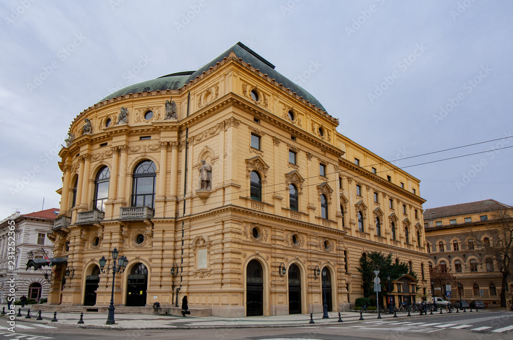 Gelbes historisches Gebäude in Szeged im Süden von Ungarn