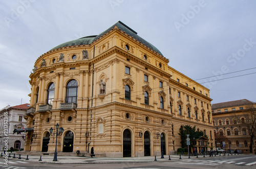 Gelbes historisches Gebäude in Szeged im Süden von Ungarn © Stephan Walochnik