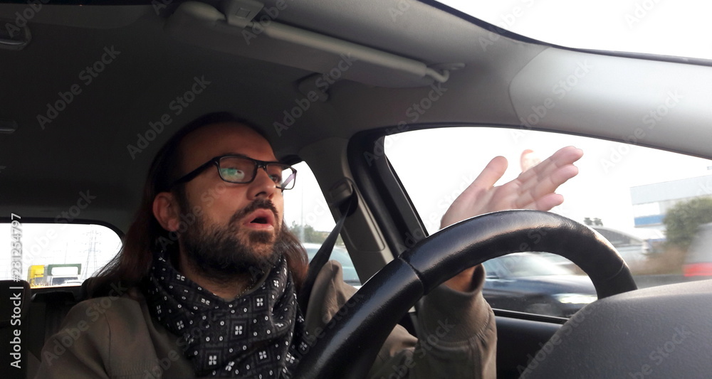 Uomo alla guida dell'auto - stupefatto Uomo alla guida dell'auto - stupefatto