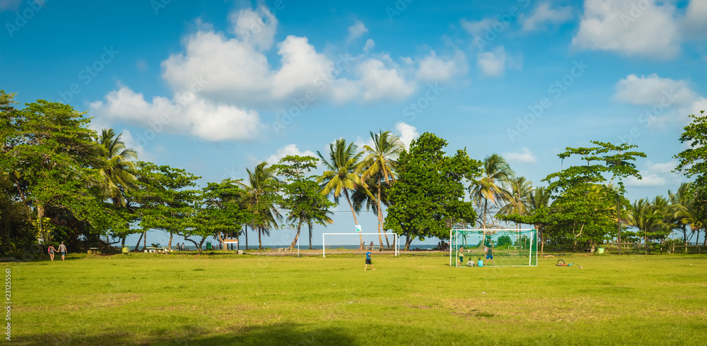 Zone of play in front of the Ocean, strangers play Zone of play in front of the Ocean, strangers play