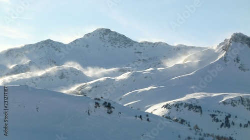 Sommet de montagne enneigé dans les Alpes, avec du blizzard dans la poudreuse (France) © Florence Piot