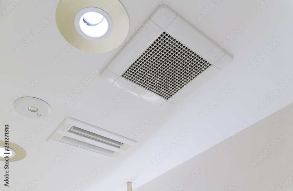トイレ・洗面室の天井 換気扇 エアコン Stock 写真 Adobe Stock