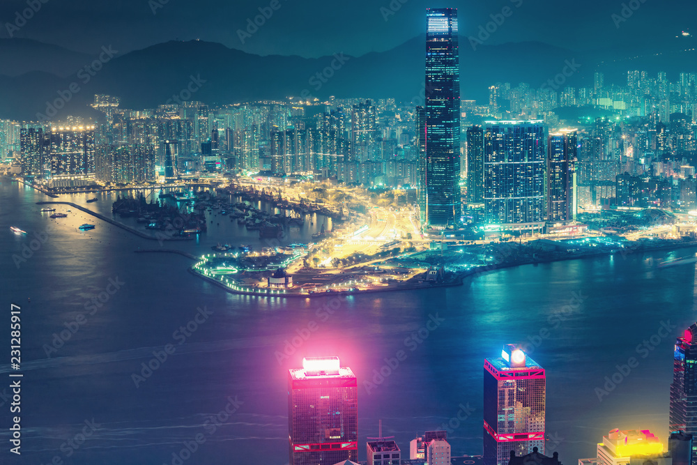 Fototapeta premium Malowniczy widok z lotu ptaka na Hong Kong, Chiny, nocą. Wielobarwna nocna panorama z oświetlonymi drapaczami chmur widziana z Victoria Peak.