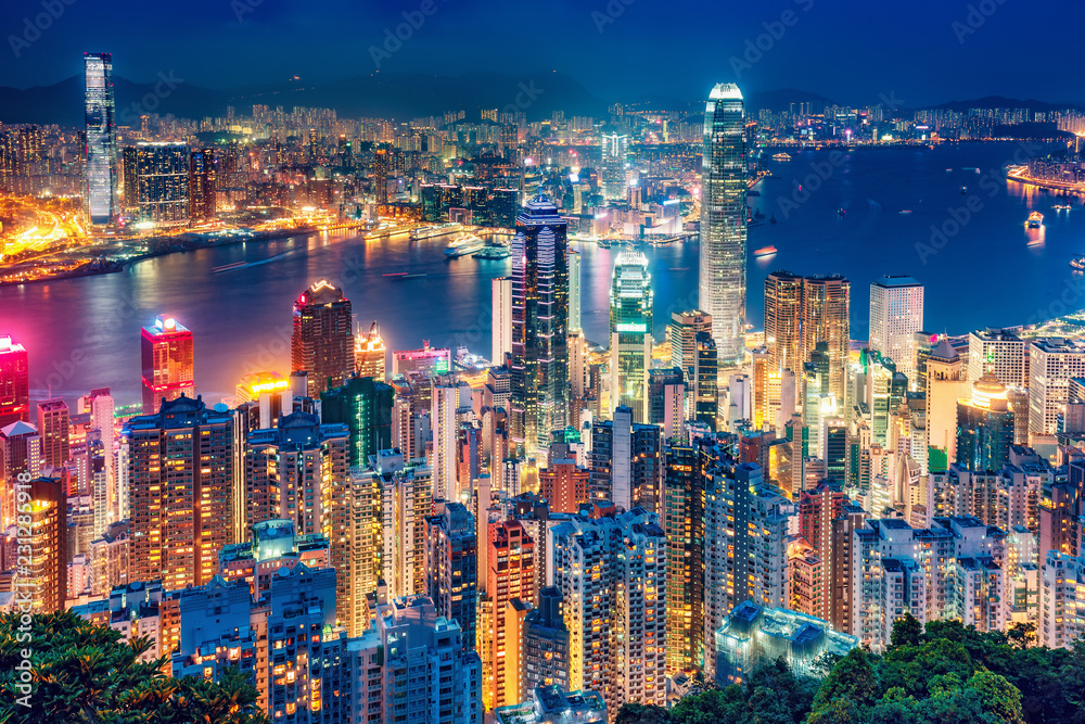 Naklejka premium Malowniczy widok na wyspę Hongkong w Chinach w nocy. Wielobarwna nocna panorama z oświetlonymi drapaczami chmur widziana z Victoria Peak