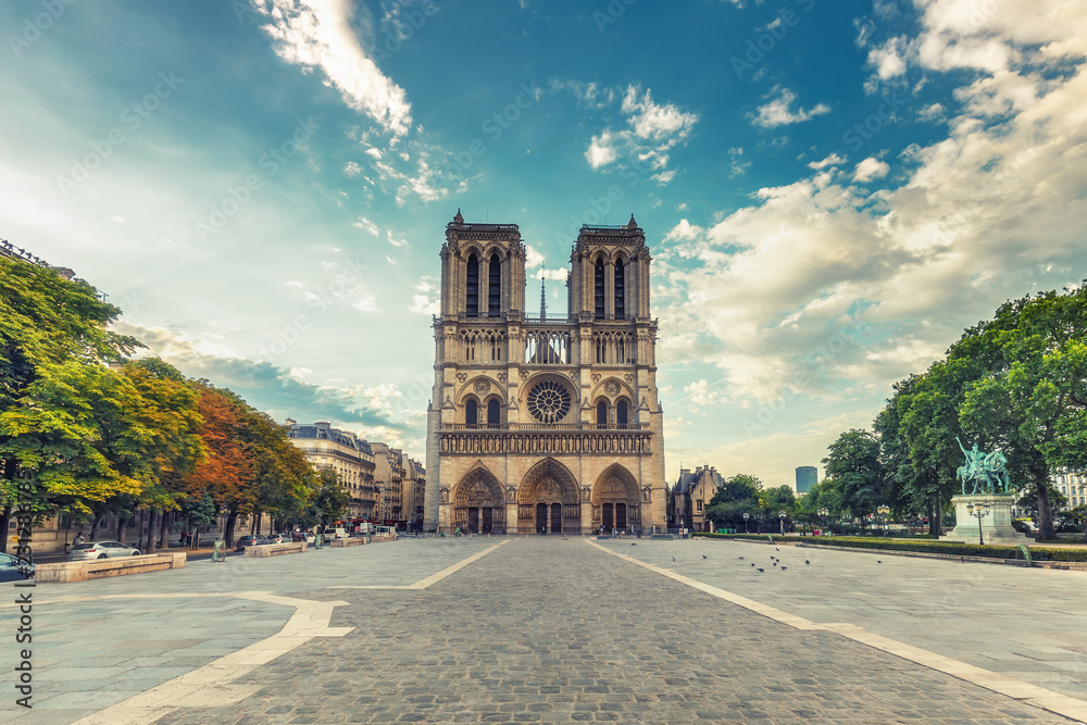 Naklejka premium Katedra Notre Dame w Paryżu, Francja. Sceniczny podróży tło.