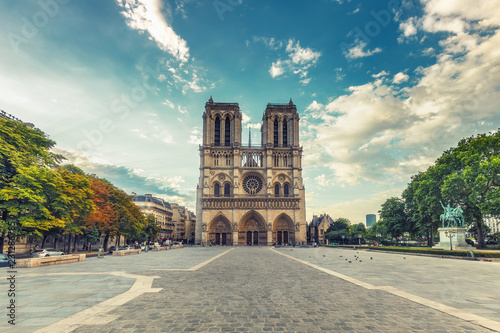 Canvastavla Notre Dame cathedral in Paris, France. Scenic travel background.