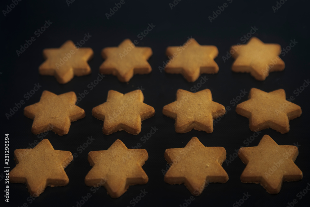 star shaped gingerbread cookiesblack background star shaped gingerbread cookiesblack background